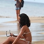 rihanna-beach-photo17