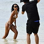 rihanna-beach-photo4