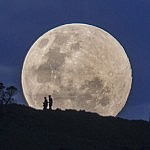 Supermoon rises over Auckland, New Zealand – 10 Aug 2014