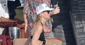 Gwyneth Paltrow, 42 vjeç, tregon trupin ne plazh pas nje diete