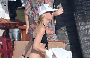 Gwyneth Paltrow, 42 vjeç, tregon trupin ne plazh pas nje diete