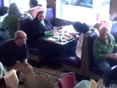 Klientet e restorantit reagojne pas abuzimit me nje femije autik