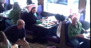 Klientet e restorantit reagojne pas abuzimit me nje femije autik