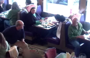 Klientet e restorantit reagojne pas abuzimit me nje femije autik