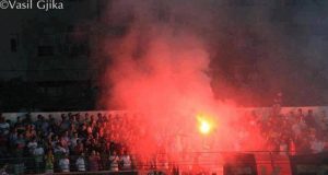 Tifozet vlonjate therrasin ne kor: TURP! TURP! TURP!