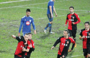 Skandal ne ndeshjen Flamurtari – Teuta, lojtaret qesharake me veprimet e tyre