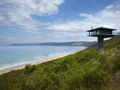 Shtepia qe duket sikur lundron mbi det