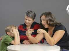 Prindërit u tregojnë fëmijëve si vijnë në jetë