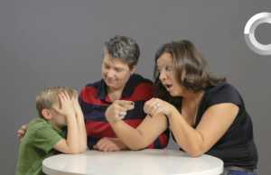 Prindërit u tregojnë fëmijëve si vijnë në jetë