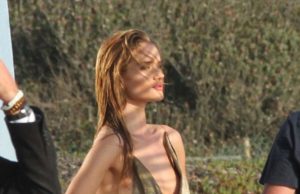 Rosie Huntington-Whiteley mahnit me format e saj në plazhin e Kalifornisë