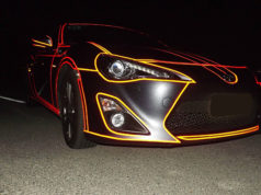 Vendos leter te shndritshme ne makinen e tij. Mahnitese gjate nates