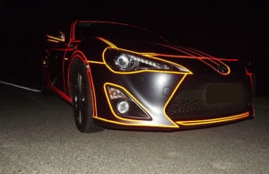 Vendos leter te shndritshme ne makinen e tij. Mahnitese gjate nates