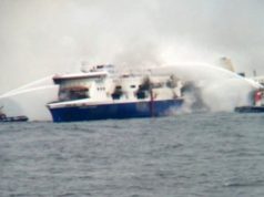 Autoritetet shqiptare: Kapiteni braktisi tragetin në flakë, ndaj nderhyme