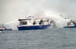 Autoritetet shqiptare: Kapiteni braktisi tragetin në flakë, ndaj nderhyme