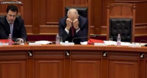 Anti-berishizmi si justifikim i tejzgjatur
