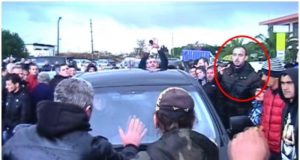 Bllokohet karvani me ndihma drejt Fierit. Mes tyre dhe ministri Veliaj