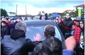 Bllokohet karvani me ndihma drejt Fierit. Mes tyre dhe ministri Veliaj