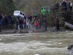 Kurbin, rreshjet e shiut rrembejne furgonin me pasagjere