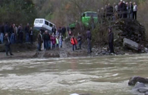 Kurbin, rreshjet e shiut rrembejne furgonin me pasagjere