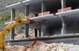 Hyn ne fuqi ligji i ndertimeve pa leje, kush e shkel denohet me burg