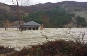 Rinisin rreshjet e shiut, serish frike nga permbytjet