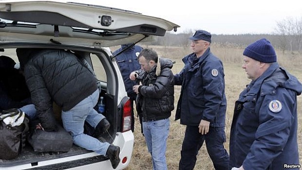 Qytetarë nga Kosova të ndalur nga policia kufitare serbe në një fushë afër Suboticës, në përpjekje për të depërtuar në Hungari, 6 shkurt 2015 [Reuters]