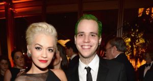 Oscar, Rita Ora merr cmimin si femra me e zhveshur