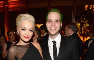 Oscar, Rita Ora merr cmimin si femra me e zhveshur