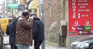 Tentohet te grabitet makina e postes, rojet private perleshen me grabitesit