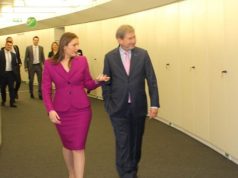 Komisioneri për zgjerimin, Johanes Hahn e nis vizitën në Tiranë me një shëtitje në qender