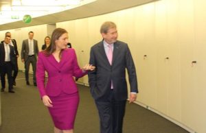 Komisioneri për zgjerimin, Johanes Hahn e nis vizitën në Tiranë me një shëtitje në qender