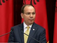 Presidenti Nishani uron mesuesit me rastin e 7 Marsit