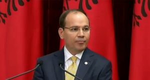 Presidenti Nishani uron mesuesit me rastin e 7 Marsit