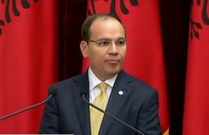 Presidenti Nishani uron mesuesit me rastin e 7 Marsit