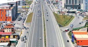 Përcaktohet distanca anash rrugëve, ja ndertimet qe do prishen