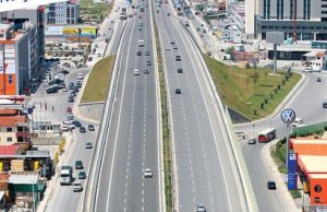 Përcaktohet distanca anash rrugëve, ja ndertimet qe do prishen