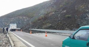 Shembjet në Rrugën e Kombit vazhdojnë, rritet rreziku për aksidente
