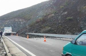 Shembjet në Rrugën e Kombit vazhdojnë, rritet rreziku për aksidente