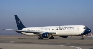 Avioni i Blue Panorama peson defekt, ben ulje emergjente ne Rinas