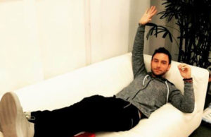 Fituesi i Eurovision pushon me këmbët mbi flamurin shqiptar