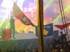 Shqiptaret valevisin flamurin e Shqiperise se Madhe teksa kendon Serbia