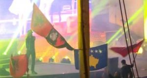 Shqiptaret valevisin flamurin e Shqiperise se Madhe teksa kendon Serbia