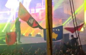 Shqiptaret valevisin flamurin e Shqiperise se Madhe teksa kendon Serbia