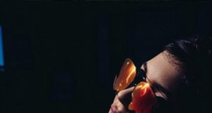 17 vjeçarja Kylie Jenner, teper hot me pantallona te shkurtra dhe bikini