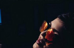 17 vjeçarja Kylie Jenner, teper hot me pantallona te shkurtra dhe bikini