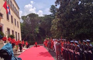 Vuçiç mbërrin në Rinas nën masa të rrepta sigurie, 1500 police blindojne Tiranen