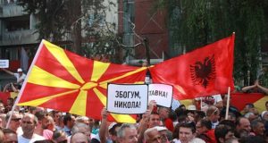 Protesta kunder Gruevskit, mijera maqedonas e shqiptare i bashkohen protestes