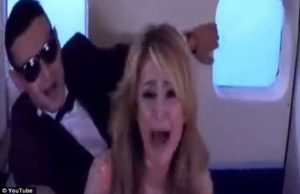 Paris Hilton tmerrohet teksa miqte i bejne shaka ne avion