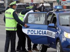 Goditën efektivët e policisë me shishe, arrestohen dy persona.