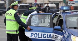 Goditën efektivët e policisë me shishe, arrestohen dy persona.